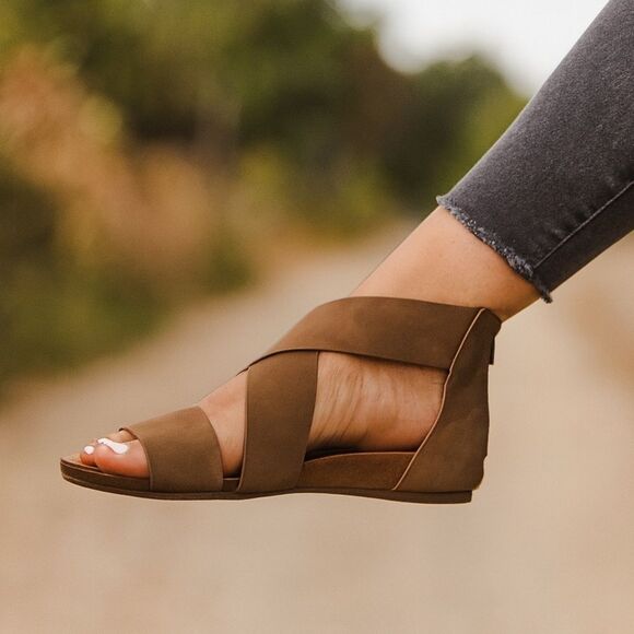 NWOT Pierre Dumas Kori Sandals Size 6 in Taupe - Picture 2 of 10